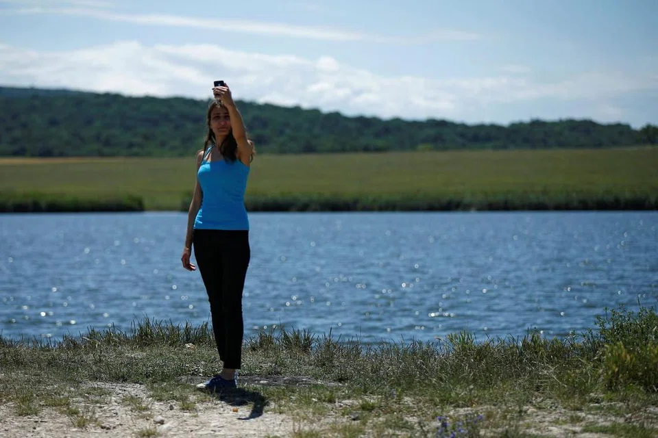 Seorang wanita mengambil selfie dekat tasik Bazaleti di Georgia pada Julai 2016. Dalam 'kematian selfie' di Pakistan, Safia Atif sedang cuba mengambil selfie apabila dia tergelincir lalu terjatuh ke dalam sungai dan mati lemas. Ibu bapanya maut ketika cuba menyelamatkannya. 