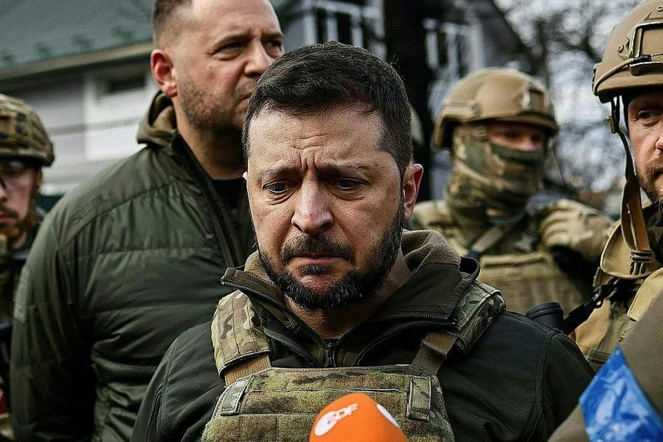 LAWAT BUCHA: Encik Volodymyr Zelensky melawat bandar Bucha yang baru dibebaskan daripada penguasaan Russia, sambil menuduh Russia melakukan jenayah perang. - Foto AFP