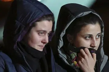 BAKAL KEMBALI KE PANGKUAN KELUARGA: Cik Greta Ramelli (kiri) dan Cik Vanessa Marzullo tiba di lapangan terbang Ciampino di Rome semalam. - Foto REUTERS