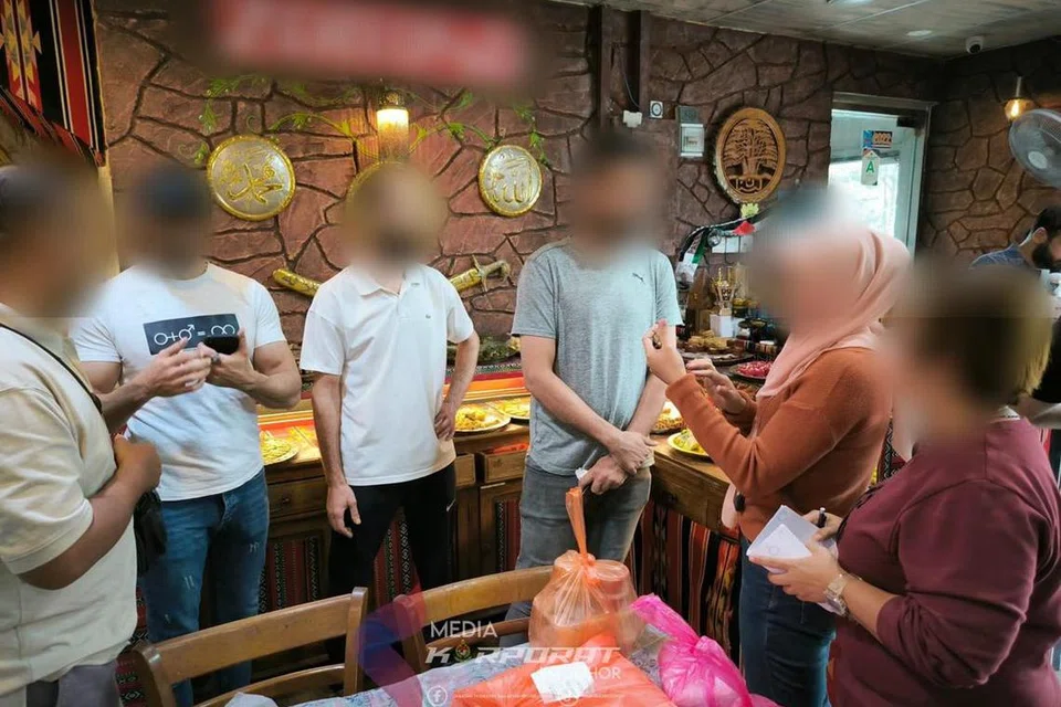 Sebahagian daripada 16 warga asing yang ditahan selepas penguat kuasa Jabatan Imigresen Negeri Johor melakukan pemeriksaan di sebuah restoran nasi arab yang terkenal di Taman Tasek, Johor Bahru, dalam ‘Ops Selera’ pada 26 Februari. 
