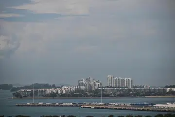 HASIL JENAYAH: Sebanyak 105 hartanah dianggarkan bernilai $831 juta, termasuk tujuh banglo mewah di Sentosa Cove (atas), dikenakan perintah larangan dilepaskan.