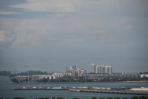 HASIL JENAYAH: Sebanyak 105 hartanah dianggarkan bernilai $831 juta, termasuk tujuh banglo mewah di Sentosa Cove (atas), dikenakan perintah larangan dilepaskan.