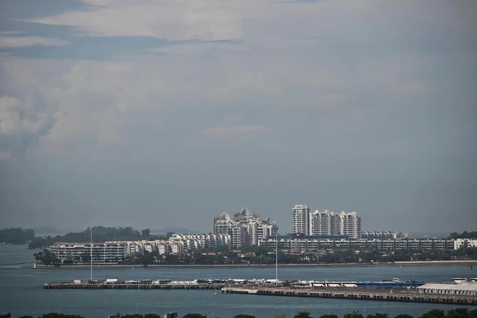HASIL JENAYAH: Sebanyak 105 hartanah dianggarkan bernilai $831 juta, termasuk tujuh banglo mewah di Sentosa Cove (atas), dikenakan perintah larangan dilepaskan.