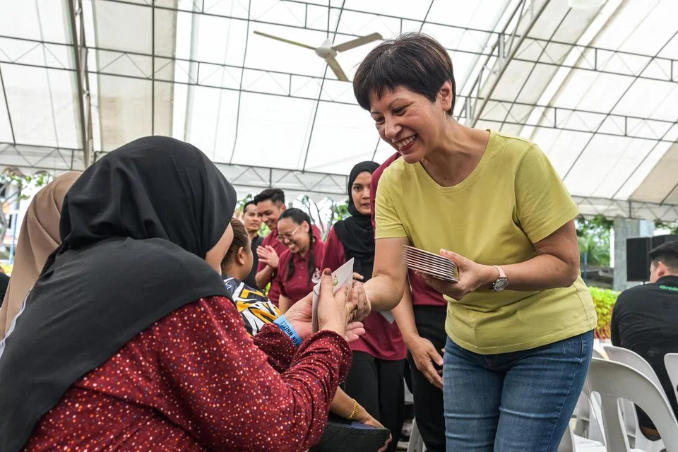 Menteri di Pejabat Perdana Menteri yang juga Menteri Kedua (Kewangan merangkap Pembangunan Negara), Cik Indranee Rajah, berinteraksi dengan benefisiari yang hadir ke acara tahunan Ramadan Persatuan Persuratan Pemuda Pemudi Melayu (4PM), Ramadan on Wheels di Bedok Reservoir, pada 15 Mac