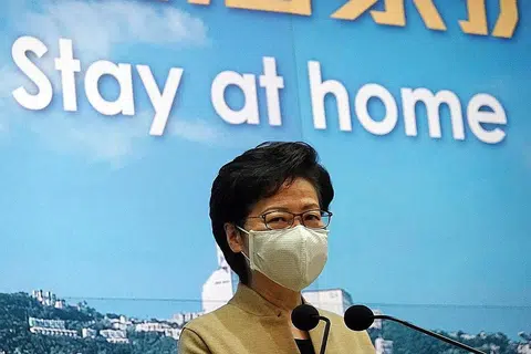 TAWAR BANTUAN: Cik Carrie Lam, semasa berucap di sesi taklimat media mingguan, berkata pemerintah juga sedang mengkaji langkah bantuan tambahan untuk mereka yang terjejas dengan langkah terbaharu ini. - Foto REUTERS