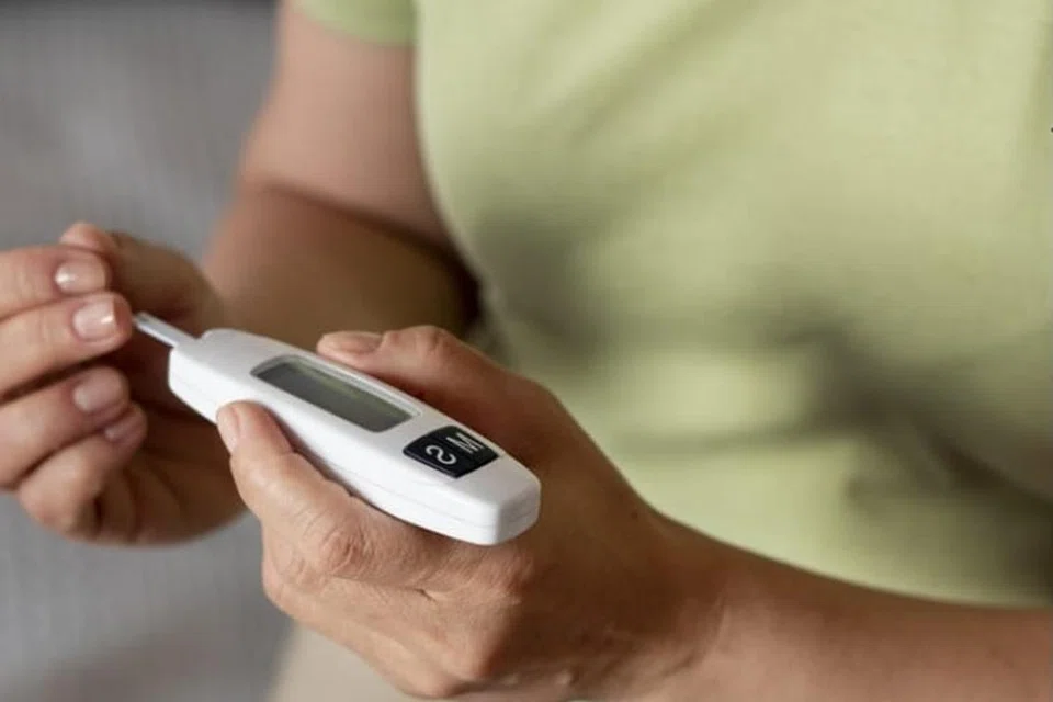 Mengukur kepekatan glukosa dalam darah dengan menggunakan glukometer dapat memberikan keputusan ujian cepat dan membolehkan pesakit mengetahui sama ada kandungan glukosa dalam darah lebih tinggi daripada biasa, terlalu rendah daripada paras diharapkan atau berada pada tahap boleh diterima.