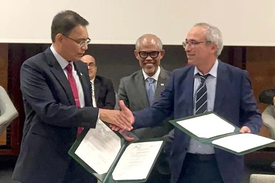 Memorandum Persefahaman (MOU) untuk mengiktiraf sijil dan tanda halal antara Singapura dan Maghribi telah ditandatangani oleh Ketua Eksekutif Muis, Encik Kadir Maideen (kiri), dan Pengarah Imanor, Encik Abderrahim Taibi (kanan), sambil disaksikan Menteri Bertanggungjawab Bagi Ehwal Masyarakat Islam, Encik Masagos Zulkifli Masagos Mohamad (tengah),di luar acara Forum Halal Maghribi keenam pada 27 Jun. 