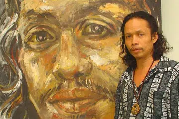 TETAP DIKENANG: Allahyarham Mohammad Din Mohammad dengan potret dirinya sendiri semasa sebuah pameran. - Foto MUHAMMAD SALIHIN SULAIMAN