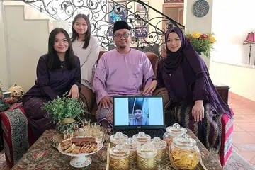 RAYA BERJAUHAN: Cik Alubah Md Said dan suaminya, Encik Jumadi Husani, kedua-duanya 48 tahun, kini berada di Dubai bersama anak mereka, (dari kiri) Tohfah Jumadi, 18 tahun, dan Qasrina Jumadi, 15 tahun. Mereka berhubung dengan anak sulung mereka, Lutfil Hadi Jumadi, 23 tahun, menerusi wadah dalam talian. - Foto ihsan ALUBAH MD SAID