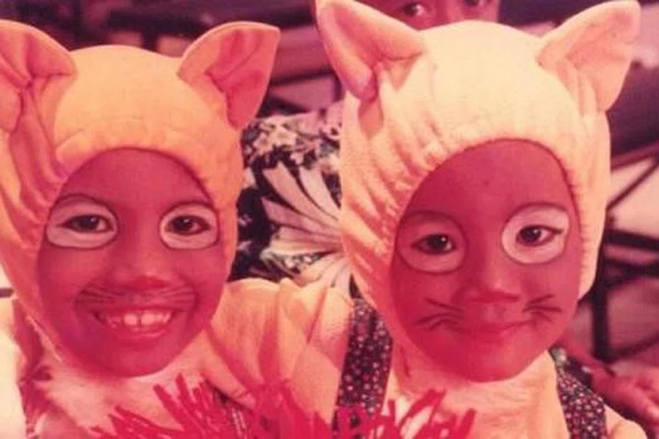 'KUCING' POPULAR ZAMAN MAT YOYO: Hartini Ismail (kiri) memegang watak kucing 'Yon' bersama Nursuriya Mohd Khairi sebagai kucing bernama 'Yan'. - Foto ihsan HARTINI ISMAIL