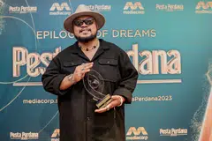 HADIAH HARI LAHIR: Ashidy Ridwan menerima Anugerah Lagu Tema Terbaik bagi lagu penuh makna yang memperingati arwah ayahnya, ‘Pelindungimu’, yang diciptanya untuk telefilem ‘Air Mata Ayah’.