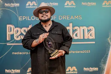 HADIAH HARI LAHIR: Ashidy Ridwan menerima Anugerah Lagu Tema Terbaik bagi lagu penuh makna yang memperingati arwah ayahnya, ‘Pelindungimu’, yang diciptanya untuk telefilem ‘Air Mata Ayah’.