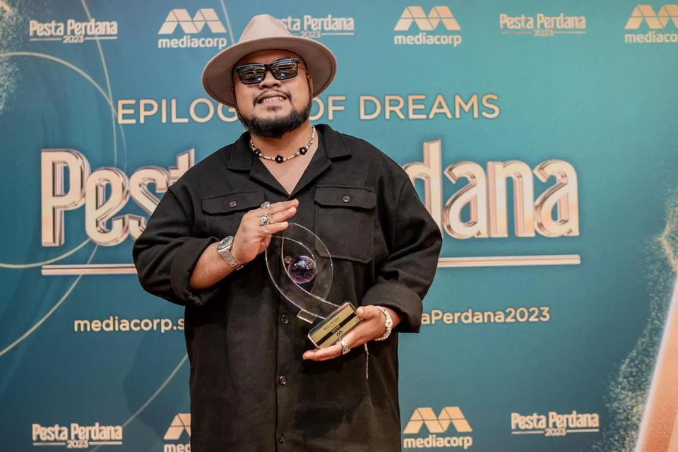 HADIAH HARI LAHIR: Ashidy Ridwan menerima Anugerah Lagu Tema Terbaik bagi lagu penuh makna yang memperingati arwah ayahnya, ‘Pelindungimu’, yang diciptanya untuk telefilem ‘Air Mata Ayah’.
