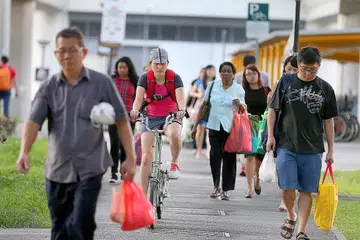 DEMI KESELAMATAN PENGGUNA: Kod berperilaku pejalan kaki yang baru menawarkan panduan keselamatan dan adalah mudah untuk diikuti. - Foto fail