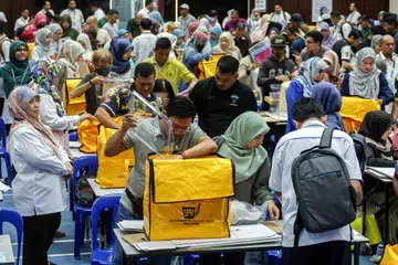 Petugas Suruhanjaya Pilihan Raya (SPR) membuat persiapan pusat penjumlahan rasmi undi Pilihan Raya Kecil (PRK) Dewan Undangan Negeri (DUN) Sungai Bakap di Dewan Serbaguna Jawi, Nibong Tebal, Pulau Pinang, pada 5 Julai.