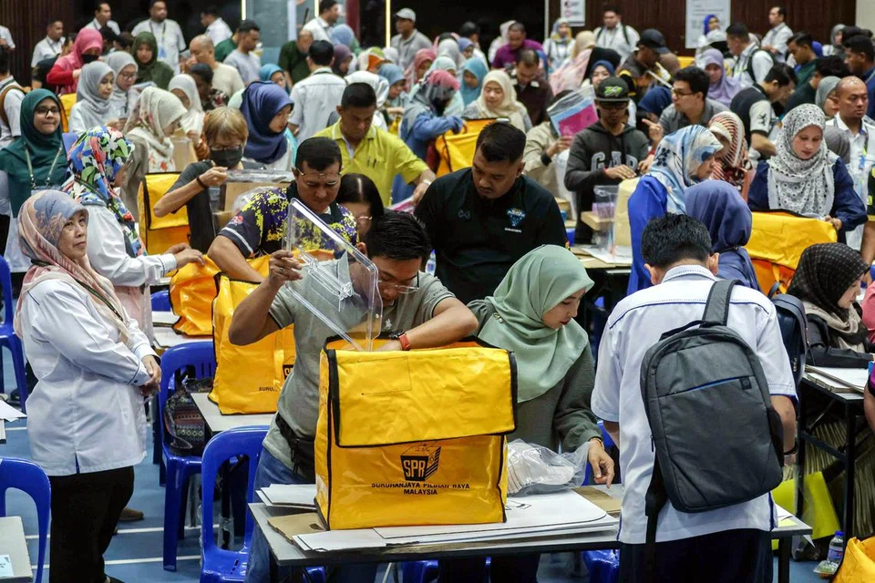 Petugas Suruhanjaya Pilihan Raya (SPR) membuat persiapan pusat penjumlahan rasmi undi Pilihan Raya Kecil (PRK) Dewan Undangan Negeri (DUN) Sungai Bakap di Dewan Serbaguna Jawi, Nibong Tebal, Pulau Pinang, pada 5 Julai.