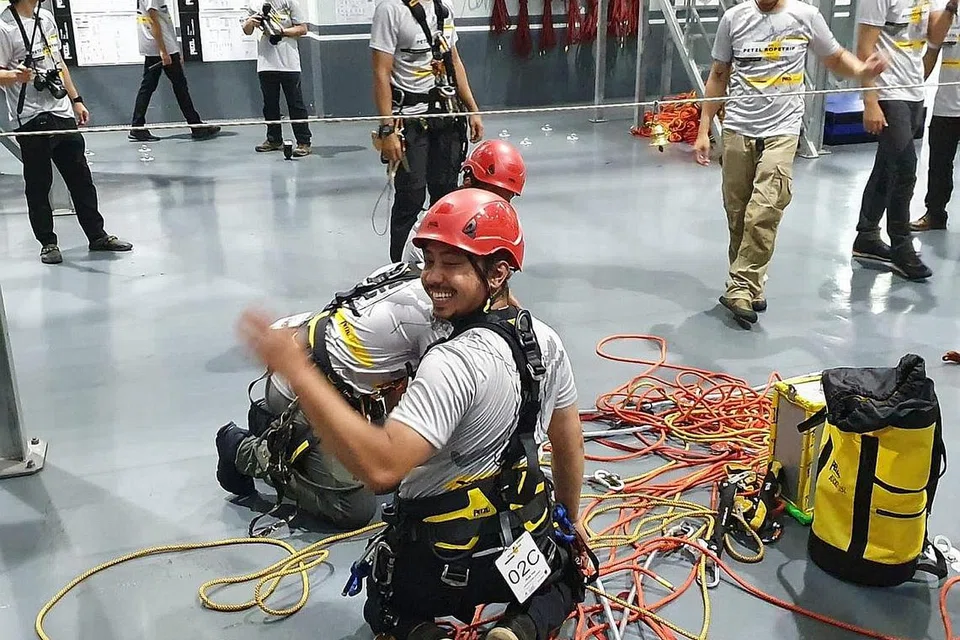 JALANI LATIHAN: Encik Azriffin perlu mengikuti kursus dan latihan yang intensif sebelum mampu menjadi teknisyen akses tali yang berkelayakan