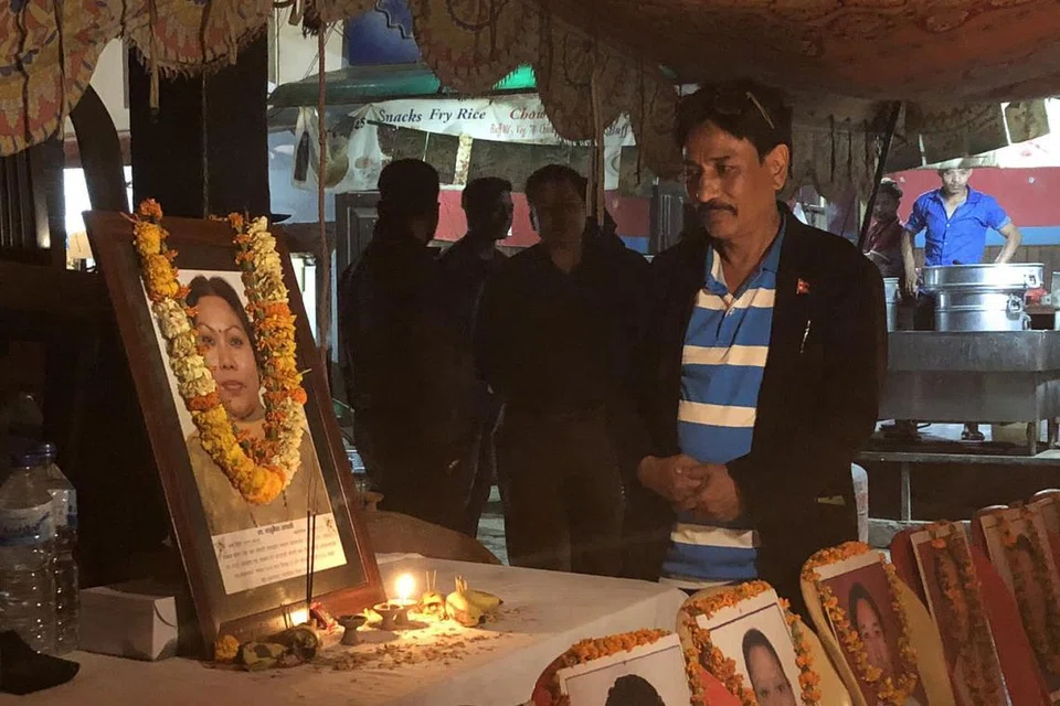 BERI PENGHORMATAN: Pegawai Yayasan Rahmatan Lil Alamin (RLAF) dan Mercy Relief telah ke Nepal bagi satu lawatan kemanusiaan mengunjungi mereka yang terjejas serta memperingati mangsa gempa bumi itu. - Foto BH oleh NUR FATHIN AWALLUDIN