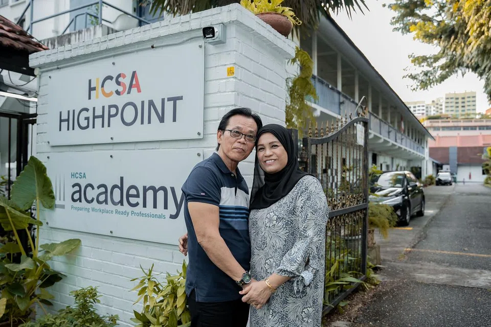 Kehidupan Encik Abdul Samad Abdul Kadir berubah menjadi lebih baik pada 2021 apabila beliau bertemu dan berkahwin dengan isterinya, Cik Vergie dan berpindah dari flat sewanya ke sebuah flat empat bilik di Woodlands.