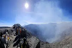 PEMANDANGAN PANORAMIK: Para pengunjung menikmati pemandangan di puncak Gunung Bromo dengan ketinggian  2,329 meter di Jawa Timur, Indonesia.