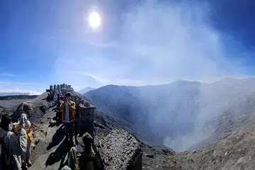 PEMANDANGAN PANORAMIK: Para pengunjung menikmati pemandangan di puncak Gunung Bromo dengan ketinggian  2,329 meter di Jawa Timur, Indonesia.