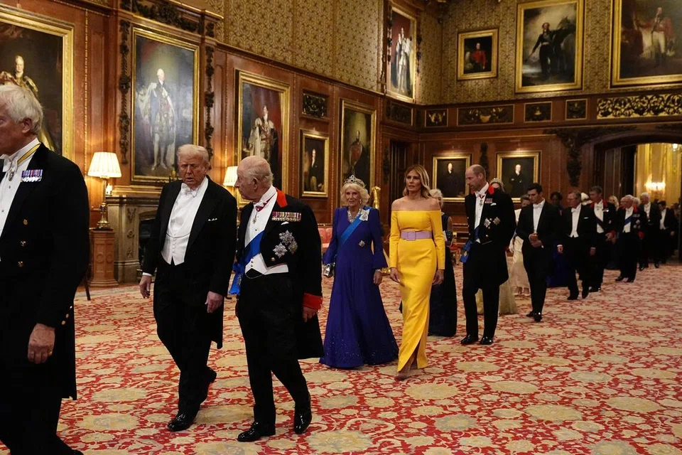 Raja Charles III dan Presiden Amerika Syarikat Donald Trump diikuti Permaisuri Camilla dan Wanita Pertama Melania Trump, Putera Wales bersama Paula Reynolds serta Puteri Wales bersama Michael Boulos, berjalan pada jamuan negara di Istana Windsor, Berkshire, pada hari pertama lawatan negara kali kedua Presiden Trump dan Wanita Pertama Melania ke United Kingdom, Rabu, 17 September 2025.