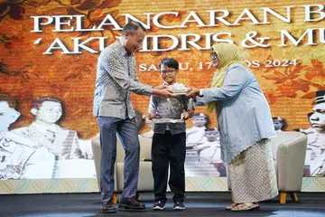 Mayor Majlis Pembangunan Masyarakat (CDC) South East, Encik Mohd Fahmi Aliman, menerima senaskhah biografi, ‘Aku, Idris & Muzik’ oleh penulisnya, Cik Zaharah Jantan.