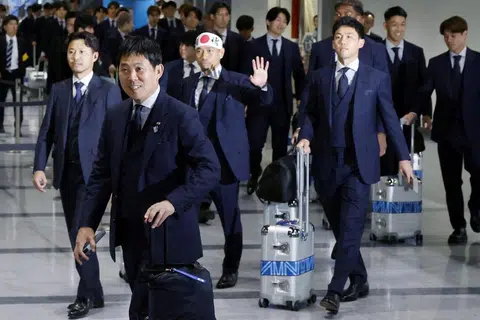 Jurulatih skuad Jepun, Hajime Moriyasu (depan), serta pemain pasukannya berada di Lapangan Terbang Antarabangsa Narita untuk berlepas ke Monterrey, Mexico, pada 2 Jun lalu bagi menjalani persiapan akhir sebelum permulaan Piala Dunia 2026 ini.