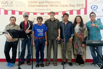 MERIAHKAN PERAYAAN: Para anggota band Chandni Raat yang diterajui Encik Mohamed Alhabshee (empat dari kanan), turut menampilkan penyanyi cacat penglihatan, Encik Muliana Sairi (tiga dari kiri), antara yang memeriahkan acara International White CaneDay 2016. - Foto-foto SAVH