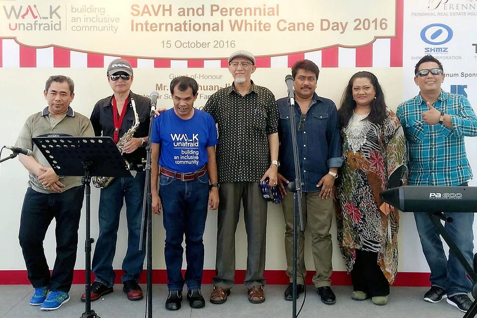 MERIAHKAN PERAYAAN: Para anggota band Chandni Raat yang diterajui Encik Mohamed Alhabshee (empat dari kanan), turut menampilkan penyanyi cacat penglihatan, Encik Muliana Sairi (tiga dari kiri), antara yang memeriahkan acara International White CaneDay 2016. - Foto-foto SAVH