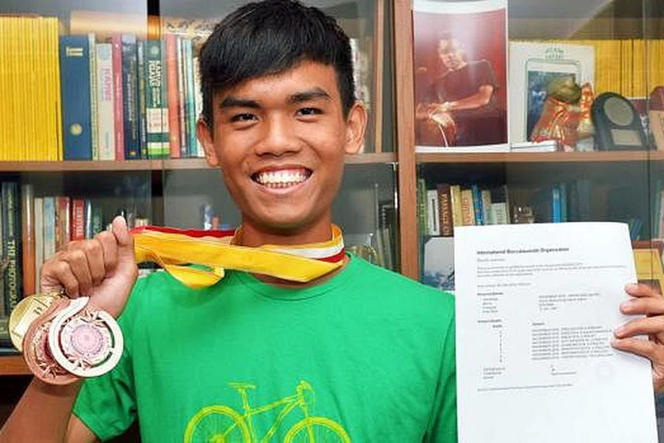 MENGEJAR CEMERLANG: Encik Adnan menghargai bantuan dan sokongan rakan dan gurunya sehingga beliau meraih keputusan yang membanggakan dalam peperiksaan IB. - Foto KHALID BABA