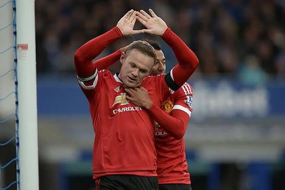 RAIKAN JARINGAN: Kapten Manchester United, Wayne Rooney, meraikan jaringannya ke atas Everton pada Sabtu lalu bersama Jesse Lingard. - Foto AFP