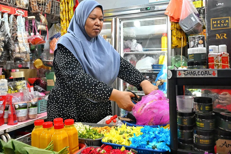 Pengamal jamu akan dapatkan bahan-bahan asas dari reruai Cik Siti Norhuda Saleh, yang telah wujud sejak zaman neneknya di Pasar Geylang Serai. 