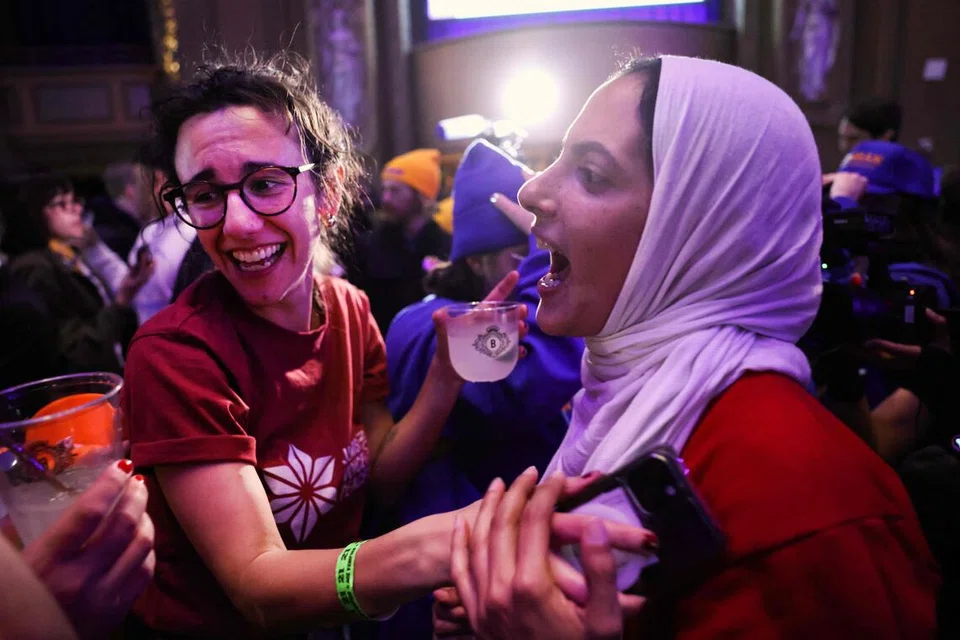 Para penyokong meraikan kemenangan selepas calon Demokrat bagi Datuk Bandar New York, Zohran Mamdani, diumumkan sebagai pemenang dalam pilihan raya Datuk Bandar di Brooklyn Paramount pada 4 November 2025, di daerah Brooklyn, New York City. Mamdani menewaskan calon Bebas Andrew Cuomo dan calon Republikan Curtis Sliwa dalam pilihan raya yang mendapat perhatian meluas.