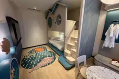 Bilik kanak-kanak yang dilengkapi dengan katil bertingkat.