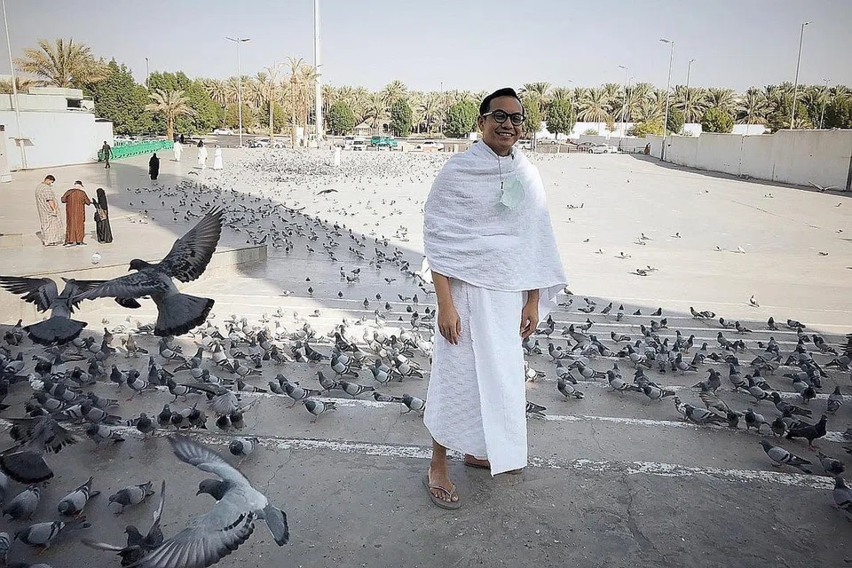 KALI PERTAMA: Wartawan BH, Encik Harith Mustaffa, yang baru-baru ini mengikuti lawatan pembelajaran Amtas ke Arab Saudi dan berkesempatan menunaikan umrah buat kali pertama, berpeluang mengunjungi Masjid Quba di Madinah - antara masjid tertua dalam dunia Islam. - Foto ihsan HARITH MUSTAFFA 