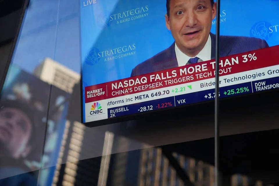 Grafik televisyen dapat dilihat di tingkap ibu pejabat Nasdaq di Times Square, ketika Nasdaq jatuh hampir 4 peratus pada pagi 27 Januari 2025 di Kota New York. Pasaran saham Eropah dan Asia kebanyakannya mengalami penurunan pada hari Isnin, 27 Januariberikutan perbincangan mengenai program AI generatif China yang lebih murah, DeepSeek, yang dikatakan boleh mengatasi pesaing besar, terutamanya di Amerika Syarikat.