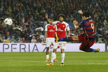 Luis Suarez menjaringkan gol kedua Barcelona, yang mengalahkan Arsenal 3-1 dalam perlawanan kedua mereka dalam peringkat 16 pasukan Liga Juara-Juara di Nou Camp pada Rabu (16 Mac). 