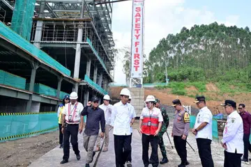 RUMAH SAKIT UMUM:  Presiden Indonesia, Encik Joko Widodo (tiga dari kiri) meletakkan batu asas bagi pembangunan Rumah Sakit Umum Pusat Ibu Kota Nusantara yang juga merupakan hospital keempat dibangunkan di kota tersebut.