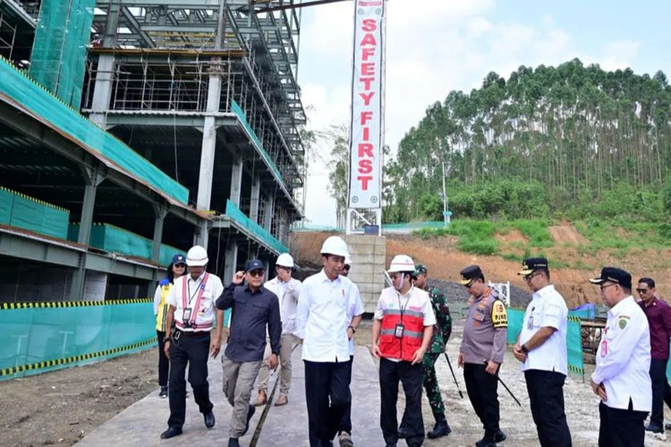 RUMAH SAKIT UMUM:  Presiden Indonesia, Encik Joko Widodo (tiga dari kiri) meletakkan batu asas bagi pembangunan Rumah Sakit Umum Pusat Ibu Kota Nusantara yang juga merupakan hospital keempat dibangunkan di kota tersebut.