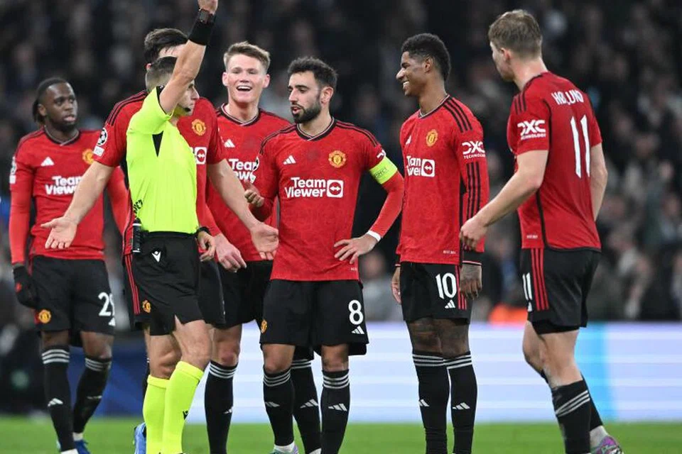 KAD MERAH: Pengadil, Donatas Rumsas, menunjukkan kad merah kepada penyerang Manchester United, Marcus Rashford (dua dari kanan), semasa perlawanan Liga Juara-Juara Eropah menentang FC Copenhagen baru-baru ini.