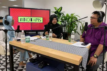 PERANAN DOULA: Cik Norfaizah (tengah) menerangkan peranan doula dan pengalamannya sebagai seorang doula kepada hos #NoTapis Shahida Sarhid dan Suhaimi Yusof. - Foto BH oleh SITI AISYAH NORDIN