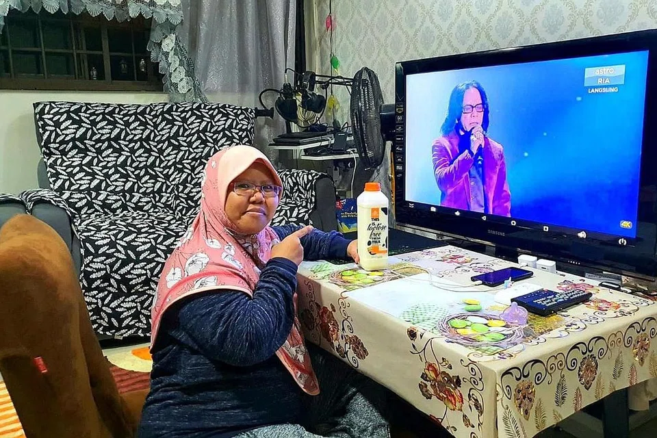 BERI ULASAN SELARI: Cik Siti Aminah Ismail yang membayangkan dirinya persis 'juri' di rumah lengkap dengan susu penaja Gegar Vaganza 7, Farm Fresh, tertarik dengan daya tarikan vokal Mus dan Ayu Damit. - Foto ihsan SITI AMINAH ISMAIL