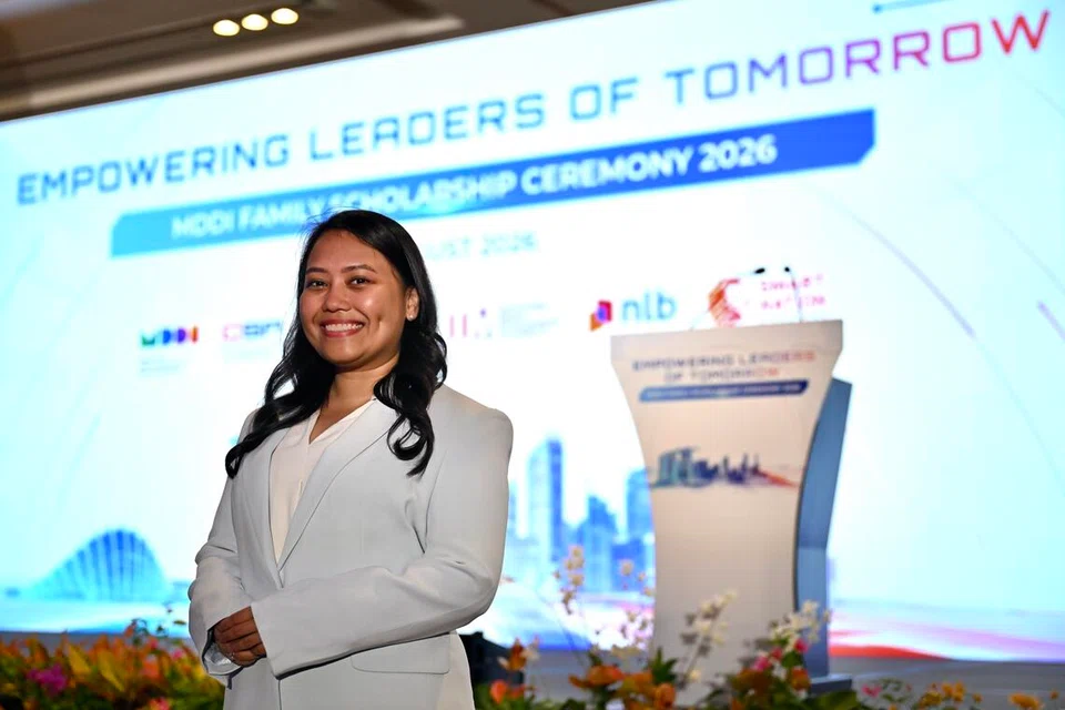 Cik Nur Aisyah Lyana Mohamed Satria, 29 tahun, berharap dapat menyumbang kepada pembangunan AI yang lebih selamat dan inklusif. Beliau antara 72 penerima biasiswa yang diiktiraf Kementerian Penerangan dan Pembangunan Digital (MDDI) pada 12 Ogos.
