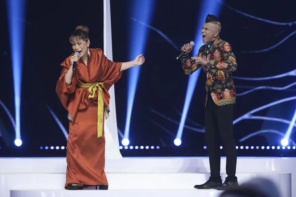 Reshmonu (kanan) mencabar diri menyanyikan lagu balada, ‘Hati Ini Telah Dilukai’ tetapi juri berpendapat beliau membiarkan rakan duetnya, Amelina Sharipuddin, lebih menyerlah dalam gandingan itu.