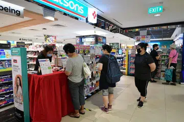 DAPATKAN OKSIMETER: Pengedaran oksimeter akan berlanjutan sehingga 5 Ogos di lebih 300 cawangan FairPrice, Sheng Siong, Giant, Cold Storage, Watsons, Unity dan Guardian. - Foto BH oleh NG SOR LUAN 