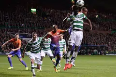 Pemain tengah Manchester City, Fernando (kanan), merebut bola di udara dengan penyerang Celtic Moussa Dembele semasa perlawanan Liga Juara-Juara di Celtic Park pada 28 September 2016. 