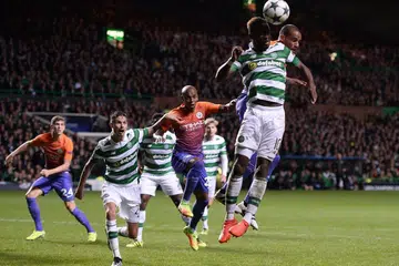 Pemain tengah Manchester City, Fernando (kanan), merebut bola di udara dengan penyerang Celtic Moussa Dembele semasa perlawanan Liga Juara-Juara di Celtic Park pada 28 September 2016. 