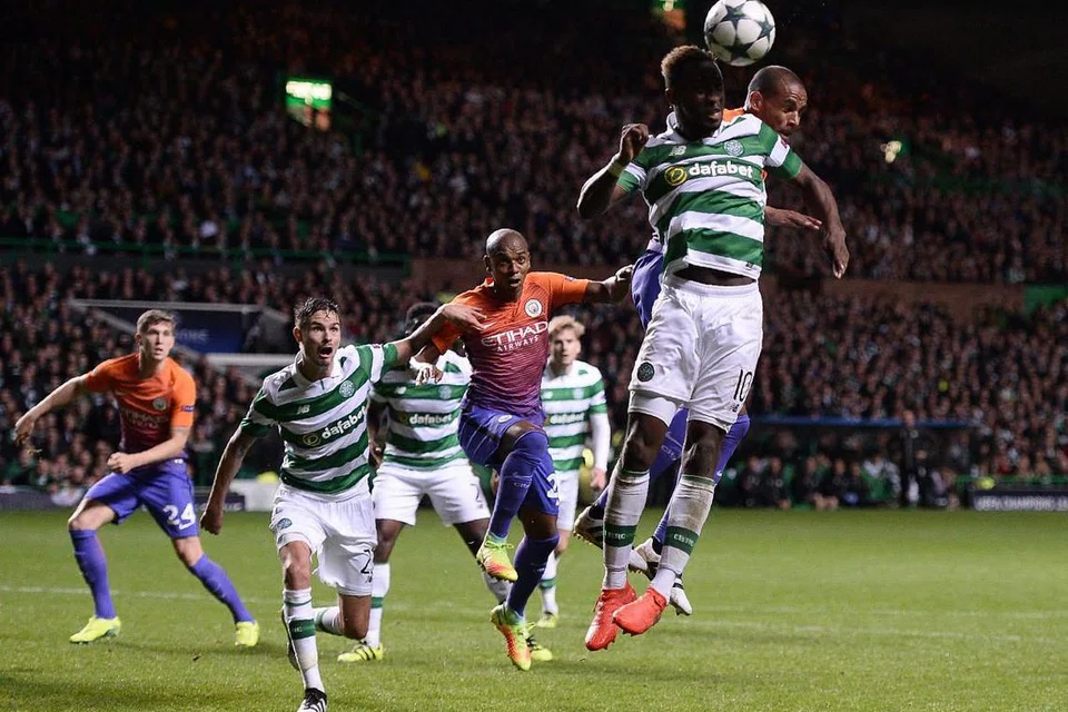 Pemain tengah Manchester City, Fernando (kanan), merebut bola di udara dengan penyerang Celtic Moussa Dembele semasa perlawanan Liga Juara-Juara di Celtic Park pada 28 September 2016. 