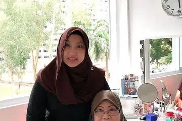 NIKMATI HARI SENJA DENGAN TENANG: Cik Zulidiah telah menokok akaun CPF ibunya, Cik Patimah Idris, agar beliau mendapat dana persaraan yang mencukupi. - Foto ihsan ZULIDIAH MOHD MOHTAR